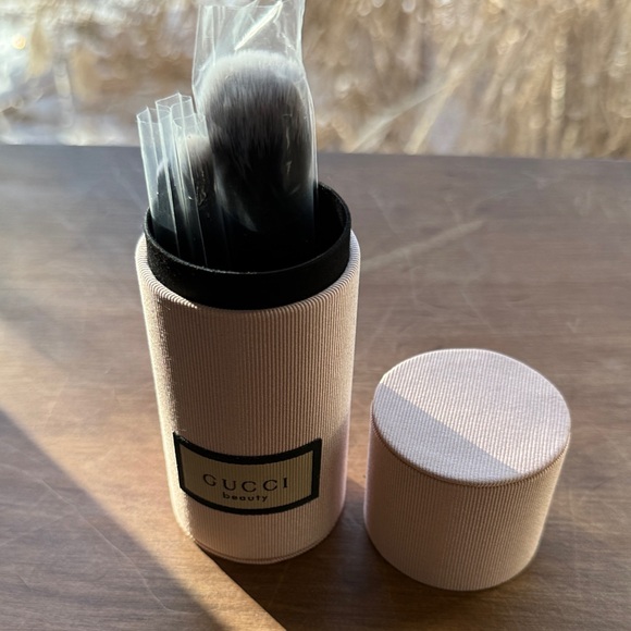 Gucci Beauty Tan Cylinder Case and makeup brushes - Picture 5 of 6